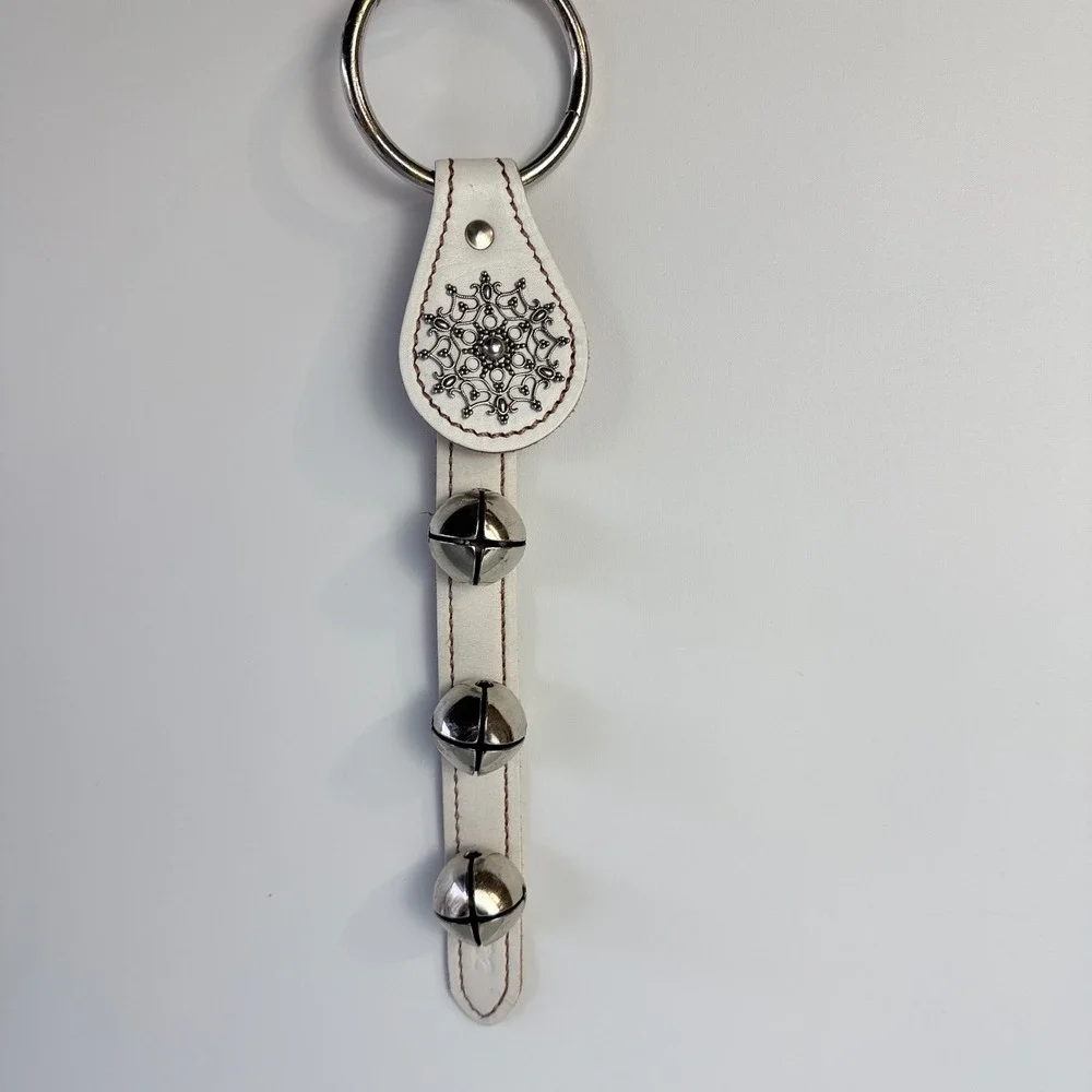 Belsnickel Barn Sleigh Bell Door Hanger White Excellent Snowflake 3‎ Bell